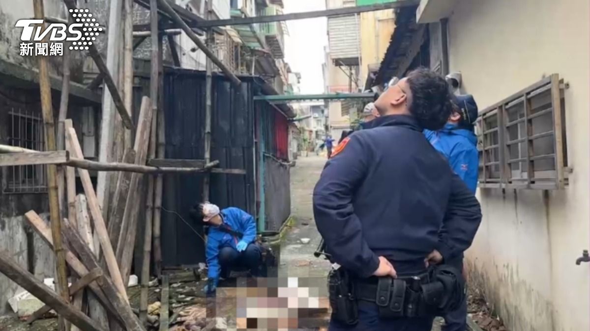 該名屋主摔落後已無生命跡象。(圖/TVBS)