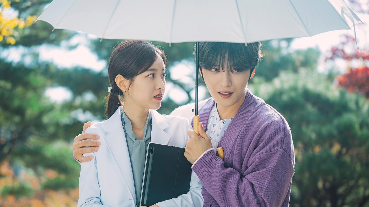 戲裡金在中（右）撐傘摟著陳世娫肩膀，是致敬《愛上蛋白質女孩》。（圖／龍華偶像台提供）