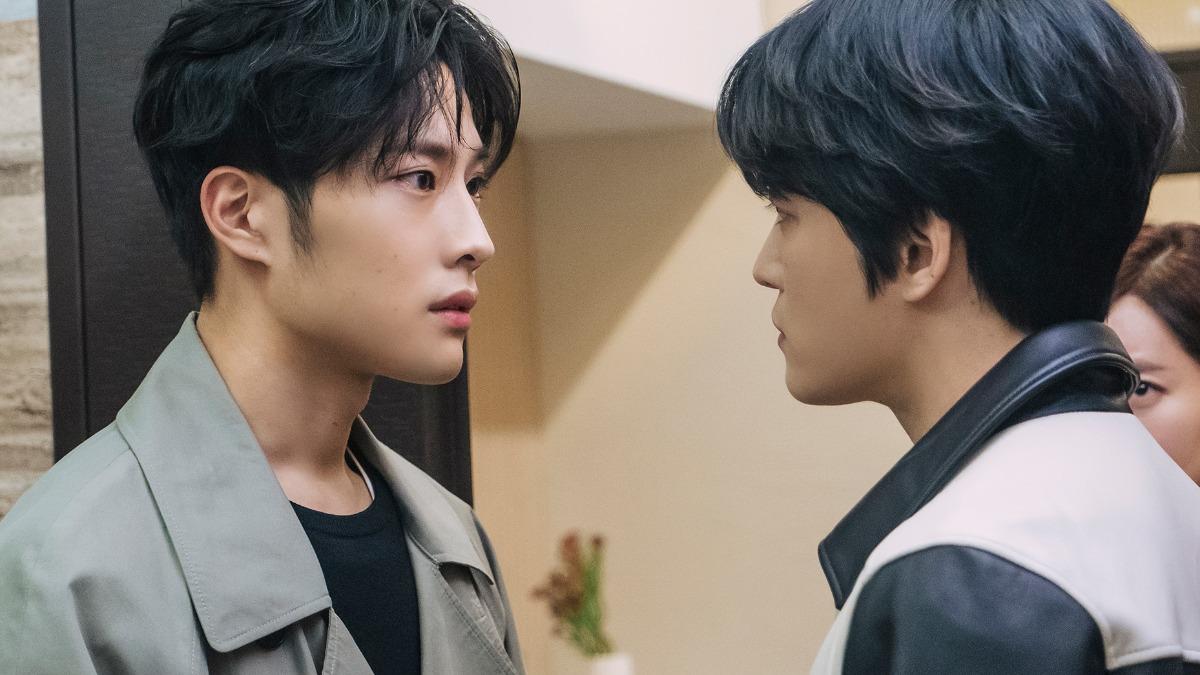 金在中（右）和弟弟李鍾圓同時愛上了主治醫師陳世娫。（圖／龍華偶像台提供）