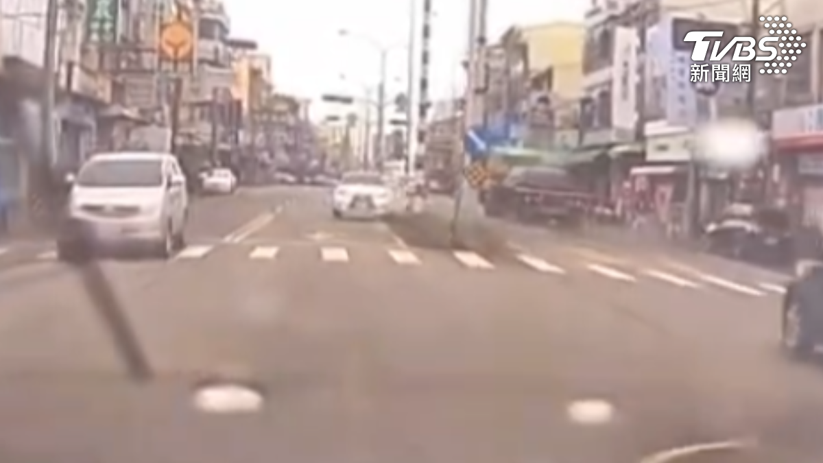 王男的車輛連續兩次追撞分隔島。（圖／TVBS）