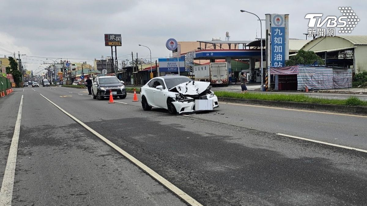 車上的男女僅受輕傷。（圖／TVBS）