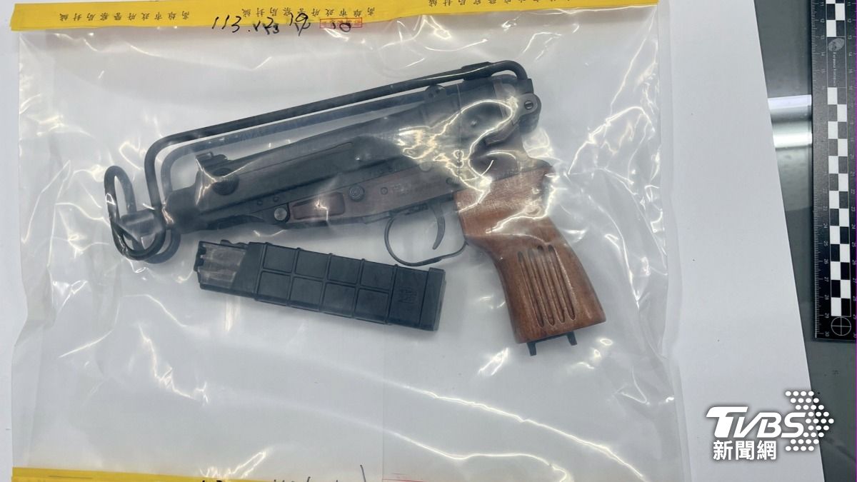 警方查扣蠍式衝鋒槍。（圖／TVBS）