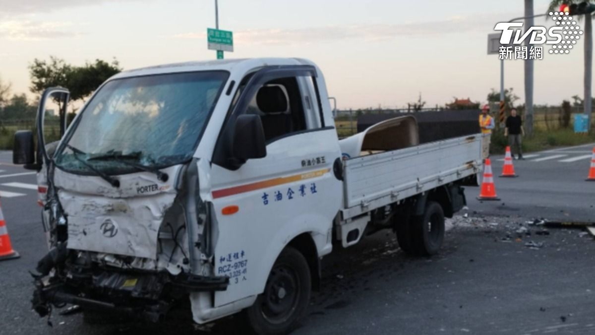小貨車車頭毀損。（圖／TVBS）