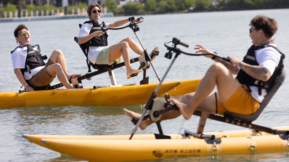 郭泓志(右)帶著莎莎(左二)、庹宗康大玩水上腳踏車。(圖/好看娛樂提供)