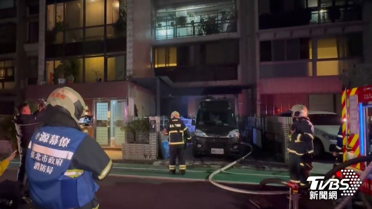 濃煙很快往巷弄及樓上蔓延，驚醒不少在睡夢中的民眾。（圖／TVBS）