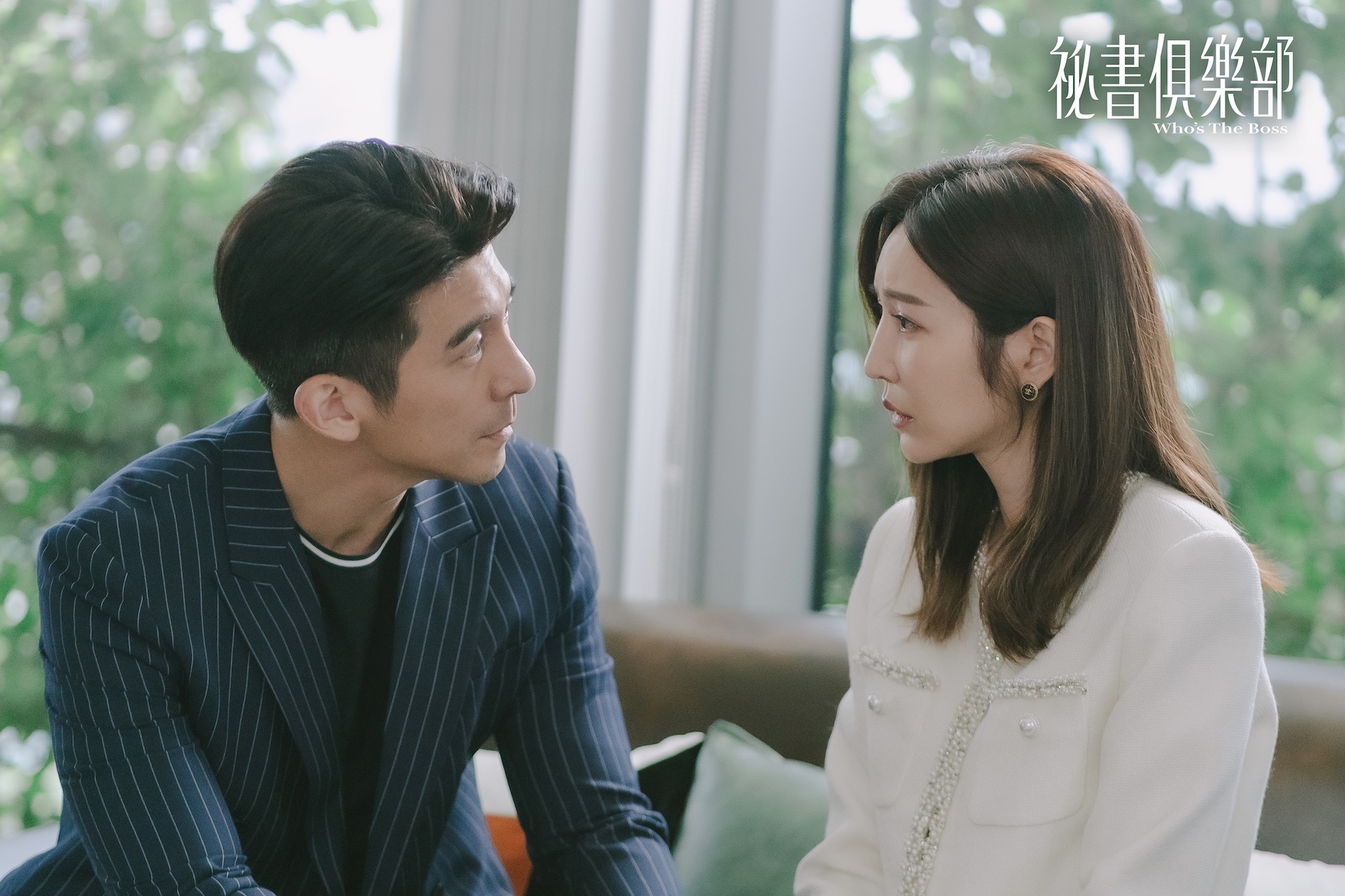 修杰楷（左）表面上幫助曾莞婷接下大案，實則利用她為自己謀取非法利益。（圖／TVBS）