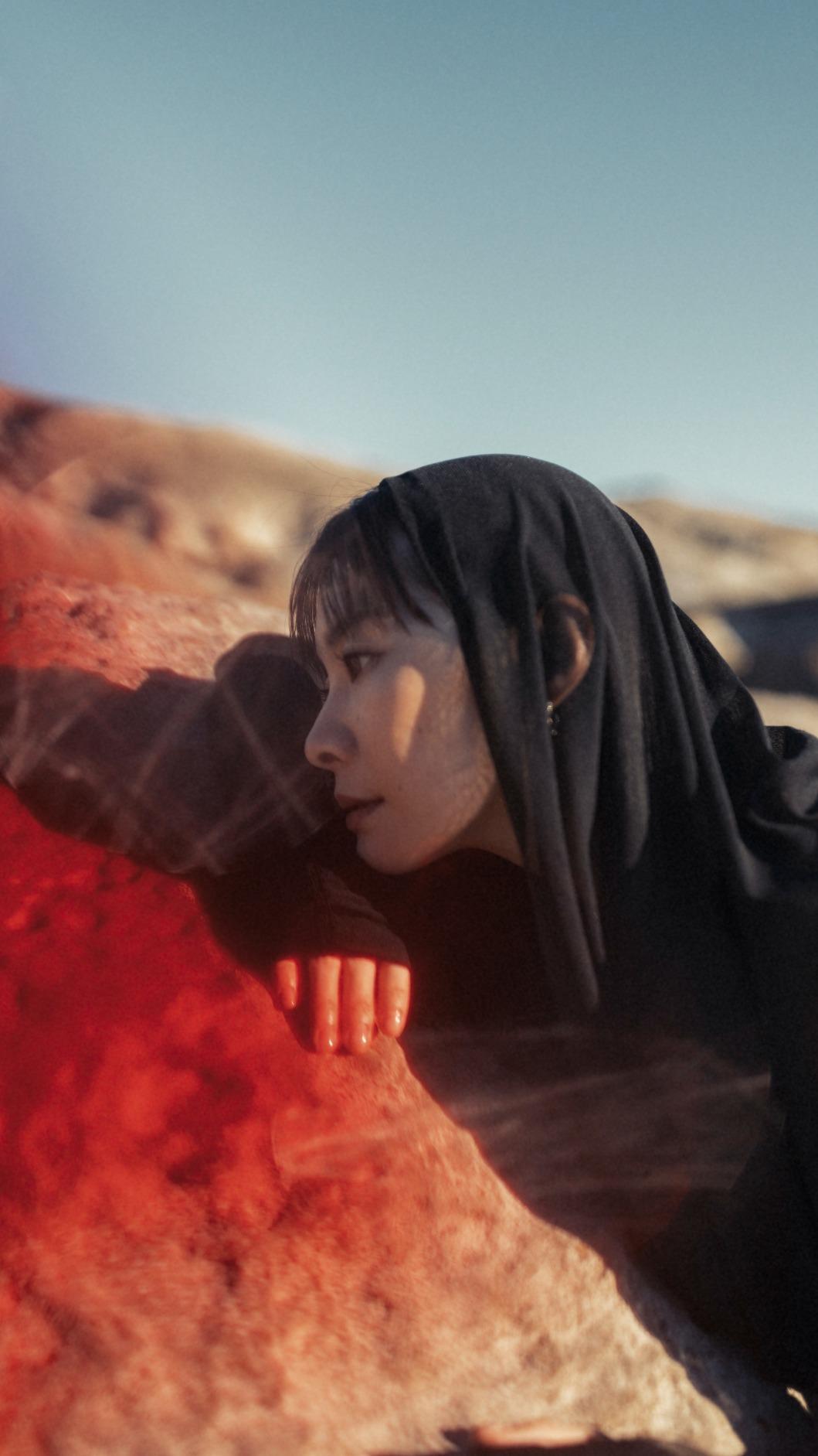 鄭宜農以新歌〈寬寬仔來到祢的面前〉探討生而為人的意義。(圖/邊走邊聽有限公司提供)