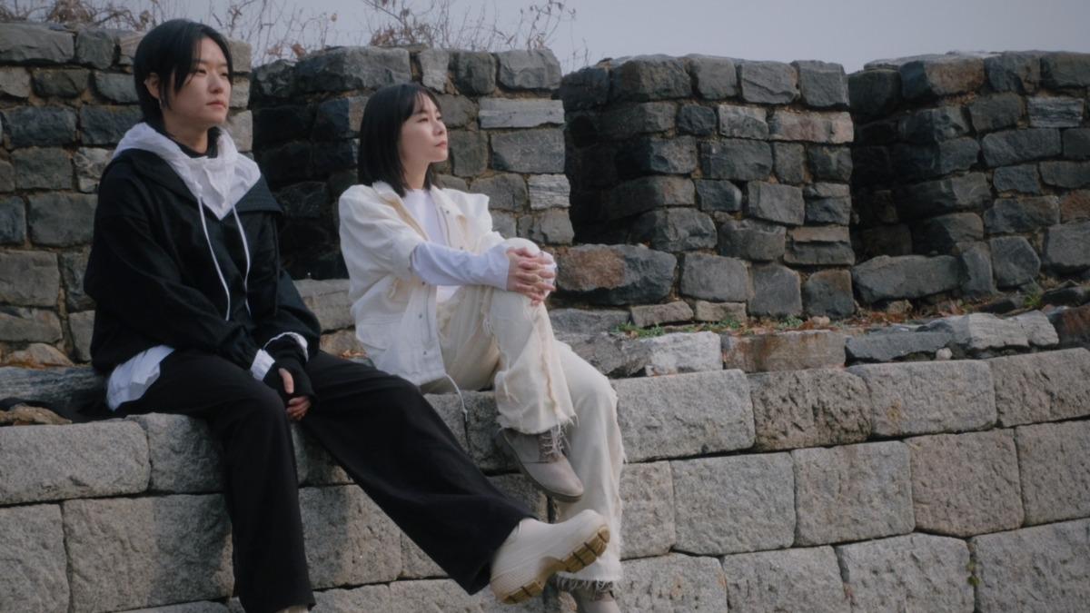 鄭宜農遠赴韓國和李瓏拍攝新歌MV。(圖/邊走邊聽有限公司提供)