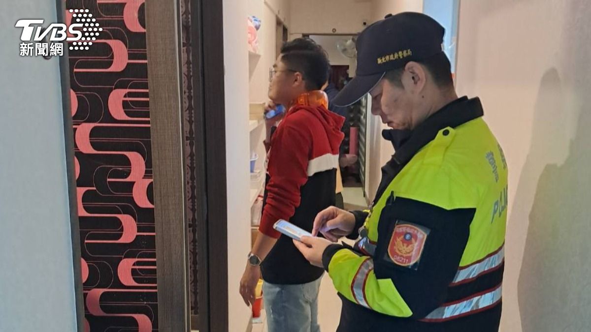 警方現場查獲2男客正在進行半套性交易。（圖／TVBS）