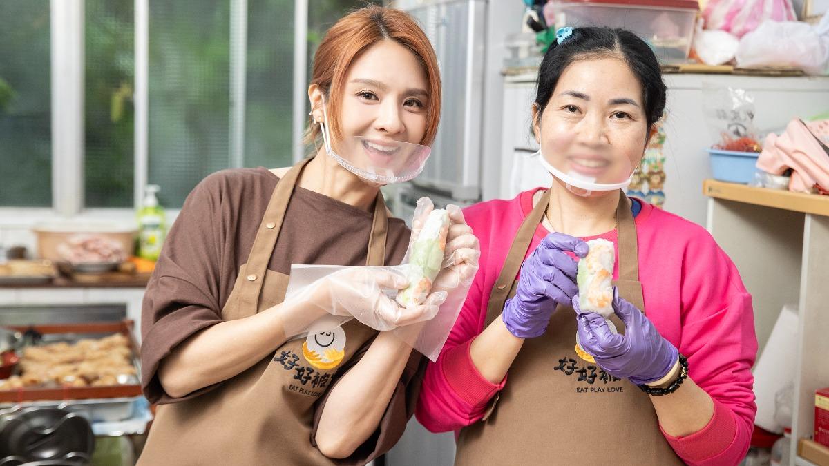 郭靜向廚房阿姨學習越式春捲，還一度因為料太滿被虧包太多。（圖／天主教博愛基金會提供）