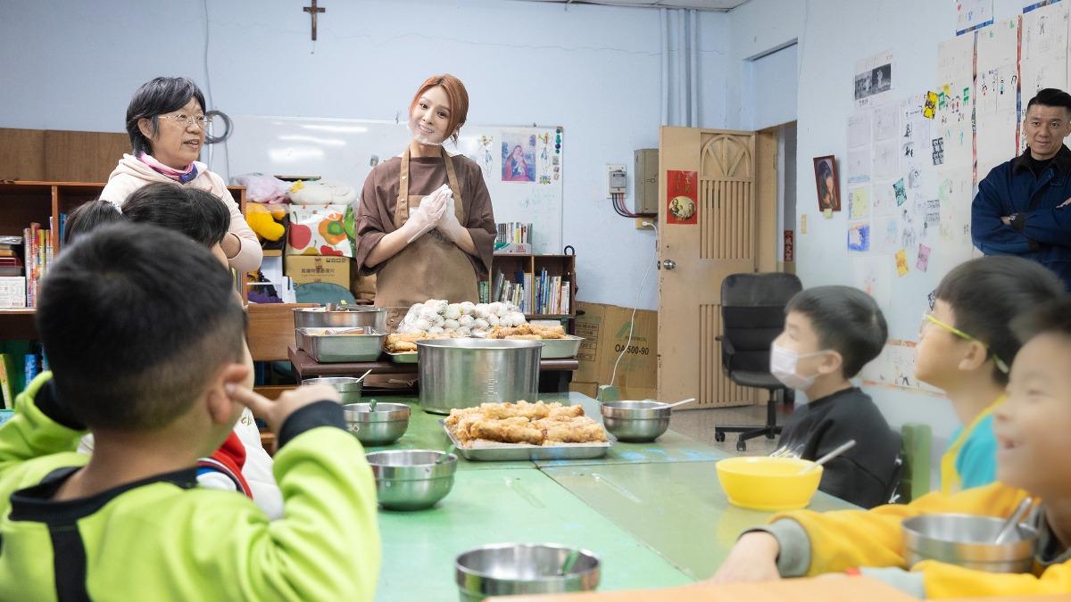 郭靜陪伴小朋友用晚餐，過程相當溫馨。（圖／天主教博愛基金會提供）