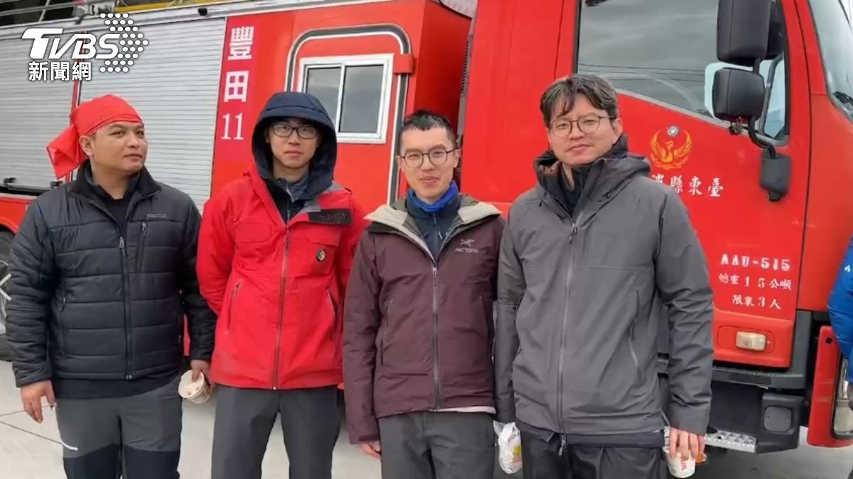 消防人員成功救援受困南一段女山友下山。(圖/TVBS)