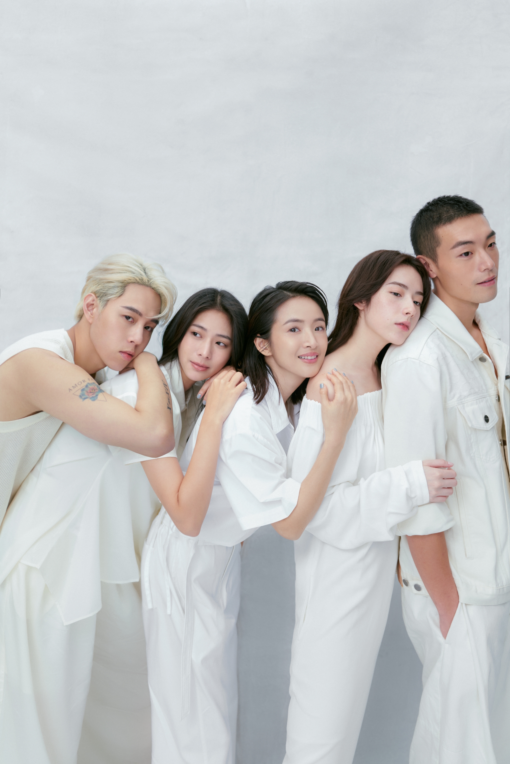 林依晨（中）領軍師弟妹拍攝周子娛樂2025年曆。（圖／周子娛樂提供）