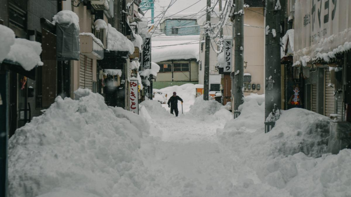 日本青森下起災難級大雪。（圖／翻攝自Ｘ＠misumi_takuma）