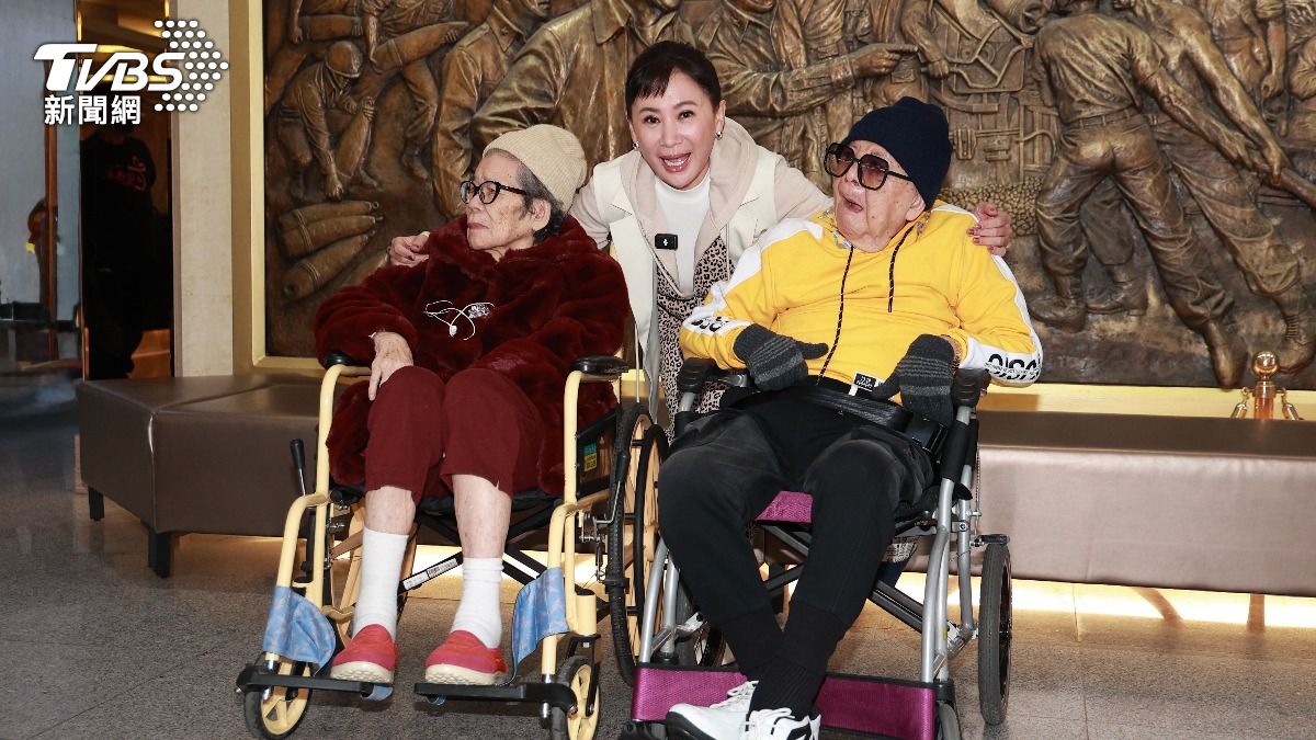 陳亞蘭（中）和「瘦皮猴」林松義（右）。（圖／黃城碩攝）