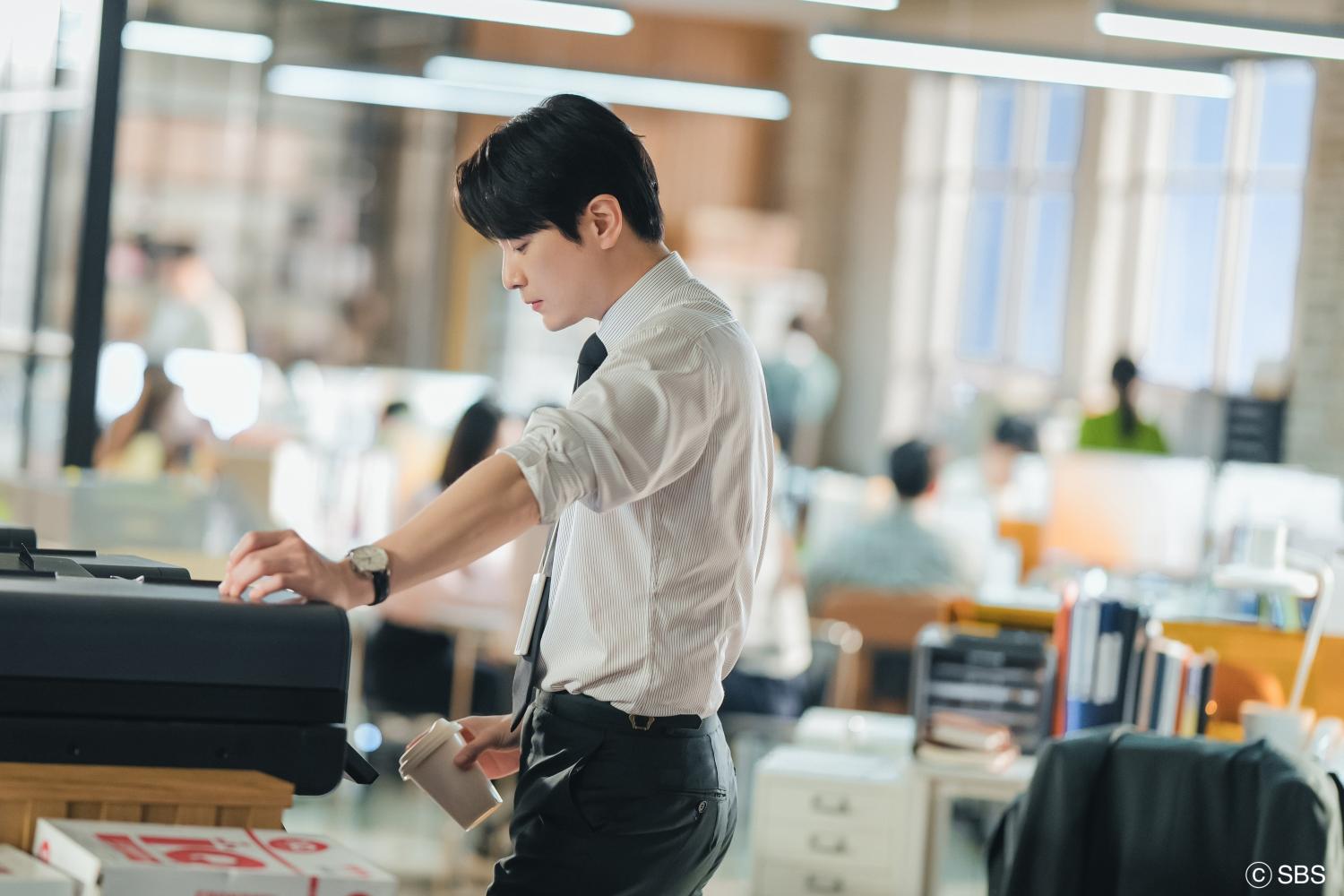 李浚赫飾演兼具育兒能力與工作實力的完美男秘書。（圖／Hami Video提供）