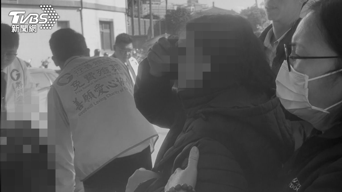 24歲移工困倉儲惡火跳樓亡，傷心的媽媽全程以淚洗面。（圖／林冠丞攝）