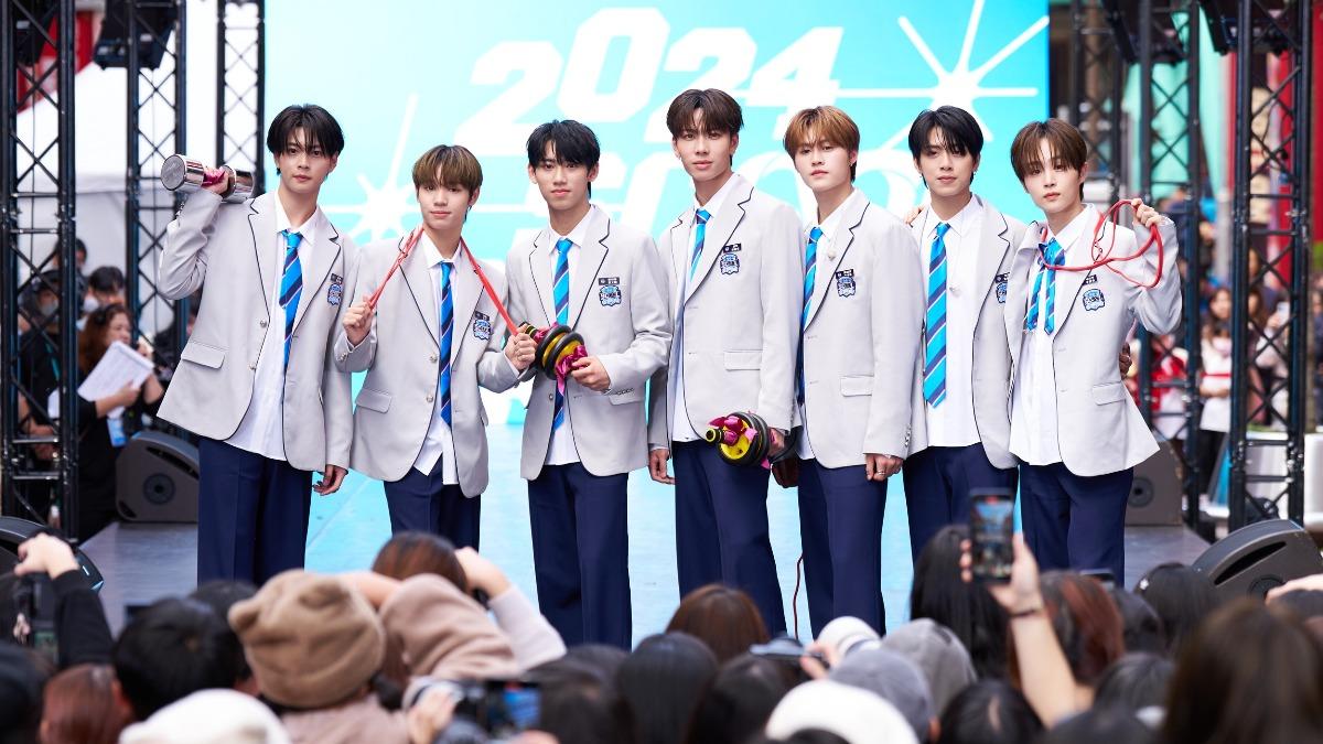 王學駿（左起）、帝翁、彭义翔、陳柏佑、美祥、陳麒文、朴鎮佑開心和上千位粉絲相見。（圖／天空娛樂提供）