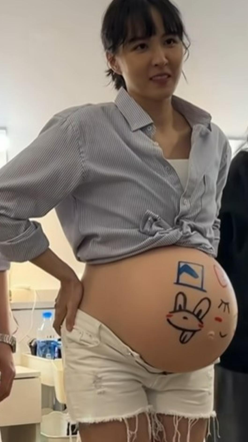 魏蔓為角色戴上假孕肚。（圖／翻攝自魏蔓臉書）