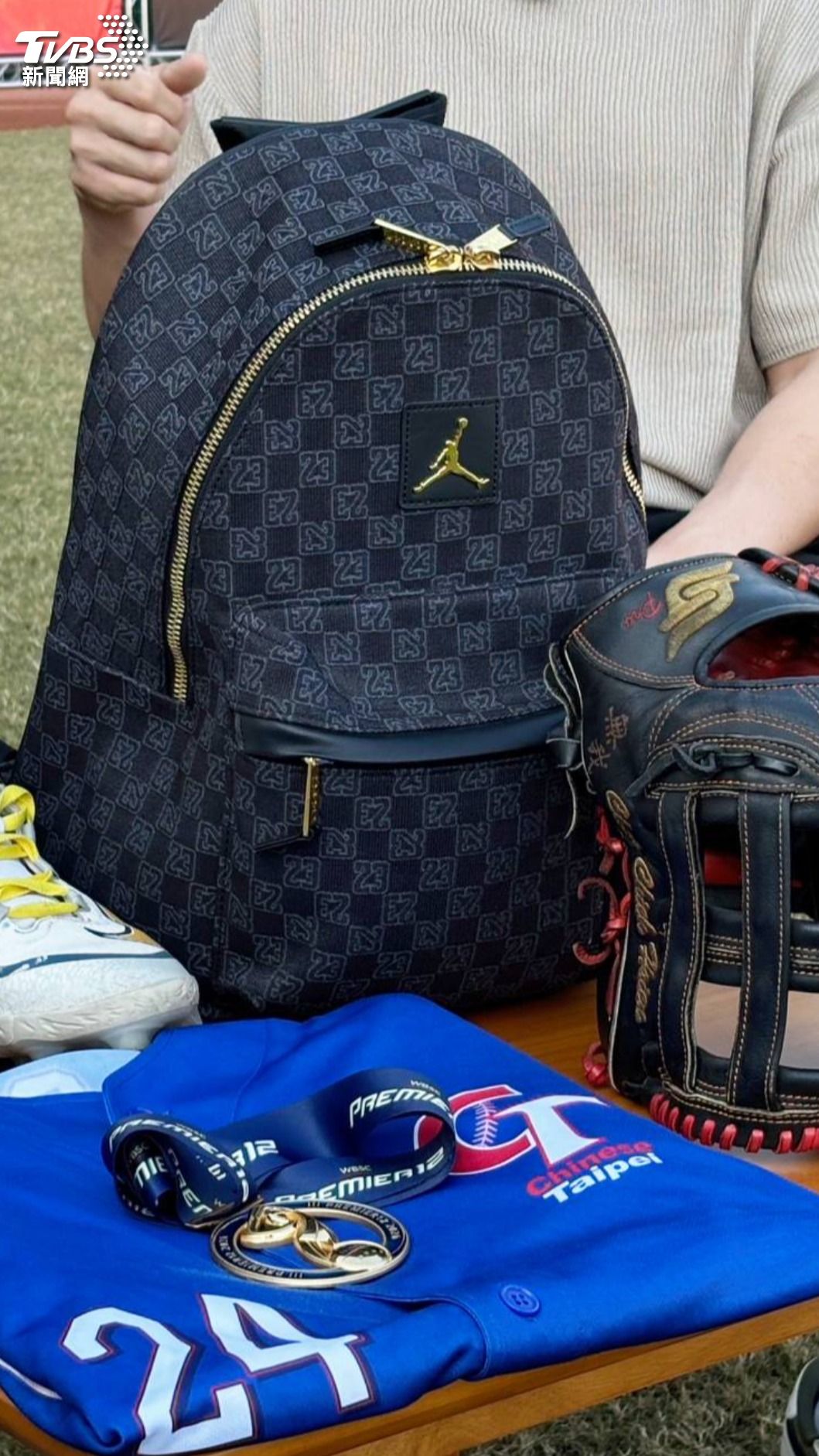 陳傑憲背的包包已賣到斷貨。（圖／TVBS）