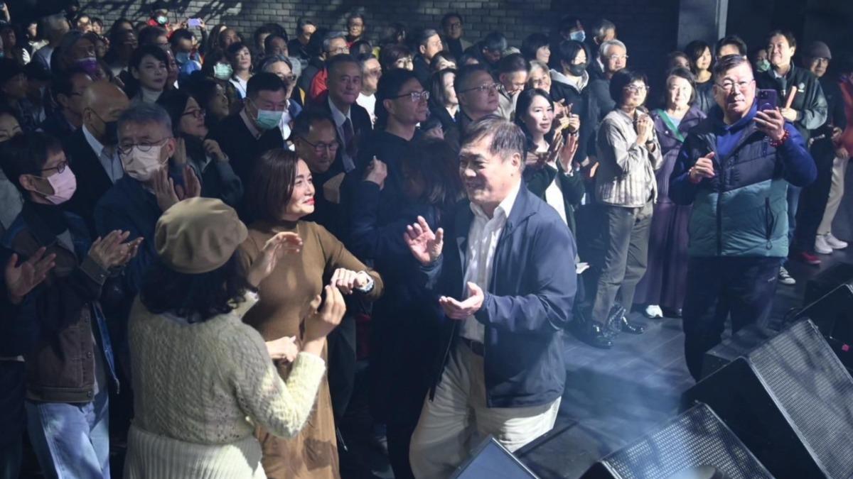 郝龍斌在台下開心熱舞。（圖／台北演藝經紀文化交流協會提供）