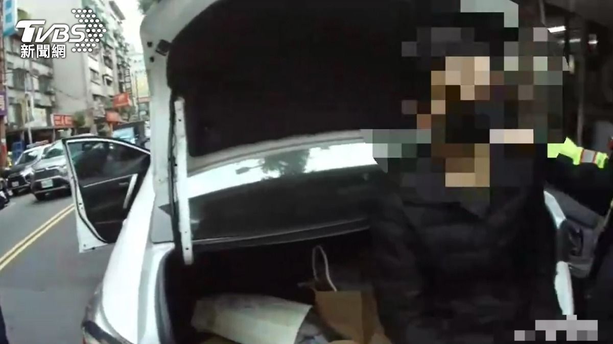 李姓駕駛為了撿手機，分神撞倒8輛機車，警方到場後在車內查獲大量毒品。（圖／TVBS）