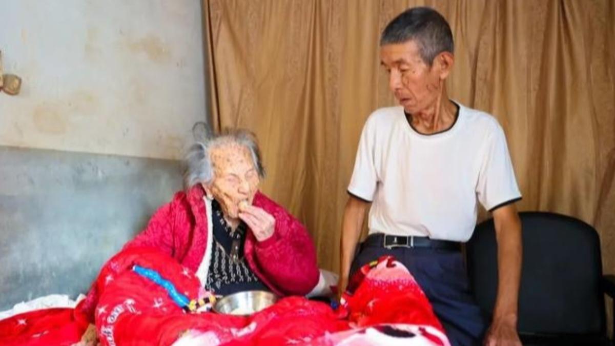 123歲的奶奶與兒子。（圖／翻攝自澎湃新聞）