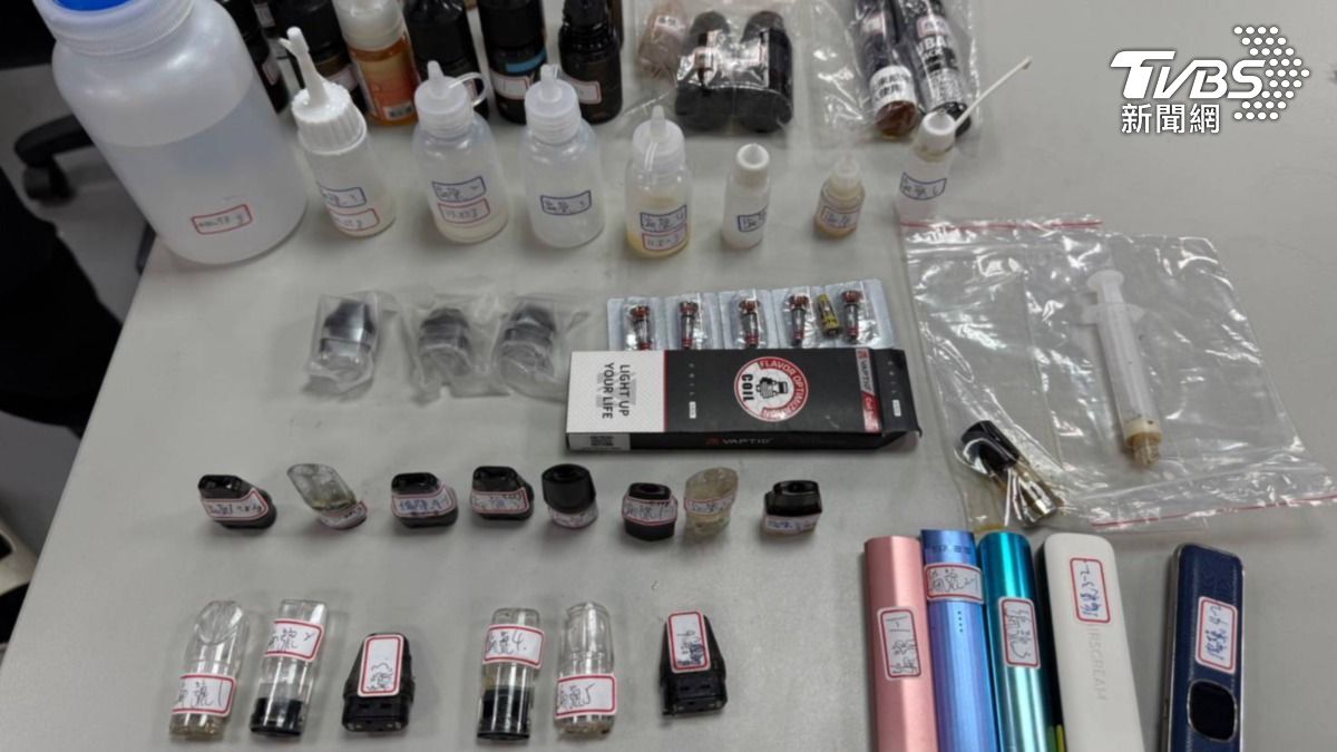 警方查扣到各式毒品分裝及吸食器等證物。（圖／TVBS）