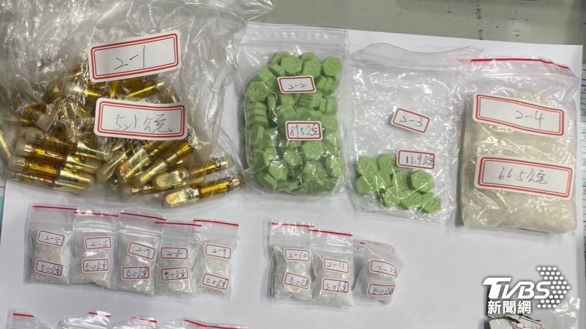 警方在袁男身上及車上查扣到哈密瓜錠1包。（圖／TVBS）