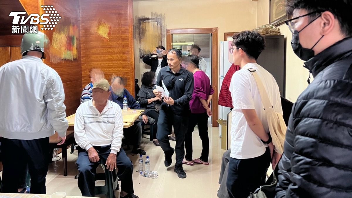 一票賭客看見警方全嚇傻。（圖／TVBS）