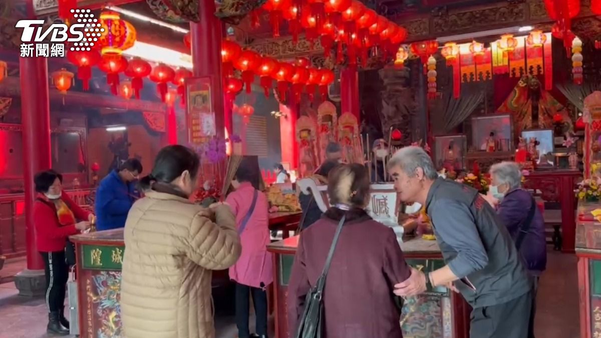 不少民眾前去參拜。（圖／TVBS）