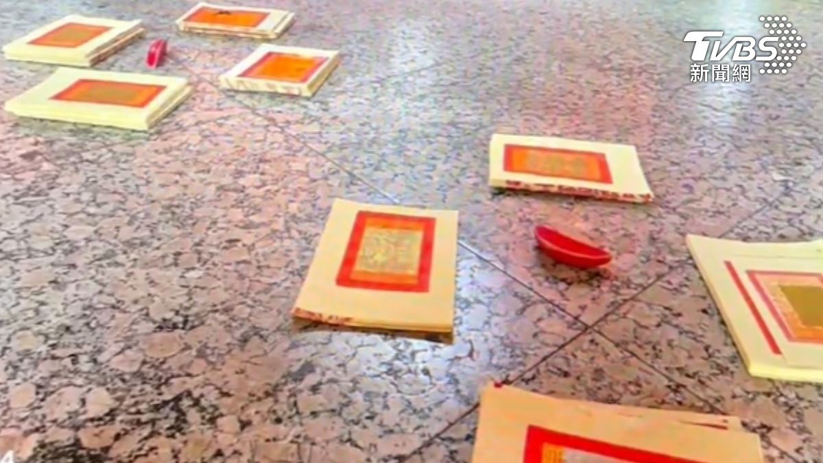 擲出立筊的夫妻認為是城隍爺神蹟。（圖／TVBS）