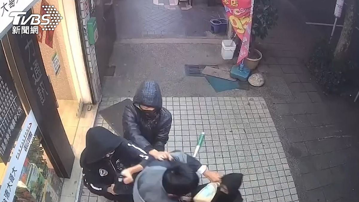 黃姓車手被「黑吃黑」，遭到3名惡煞行搶百萬贓款。（圖／TVBS）