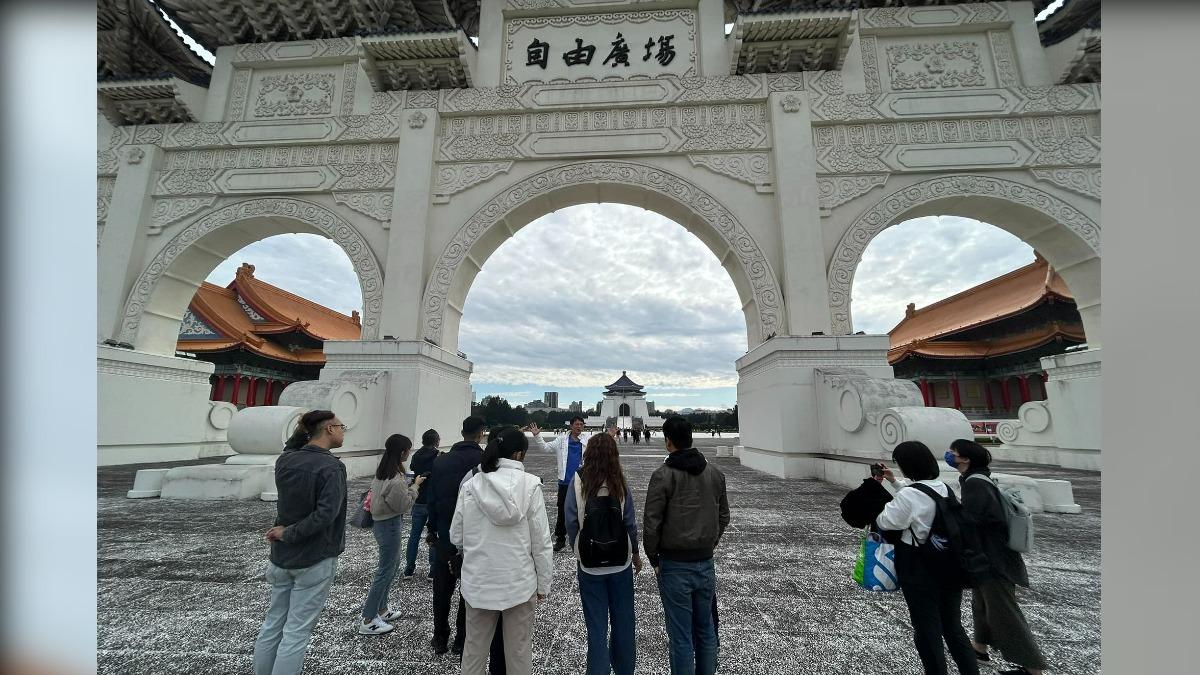 民眾黨黨公職今日赴自由廣場場勘畫面。（圖／翻攝自許甫臉書）