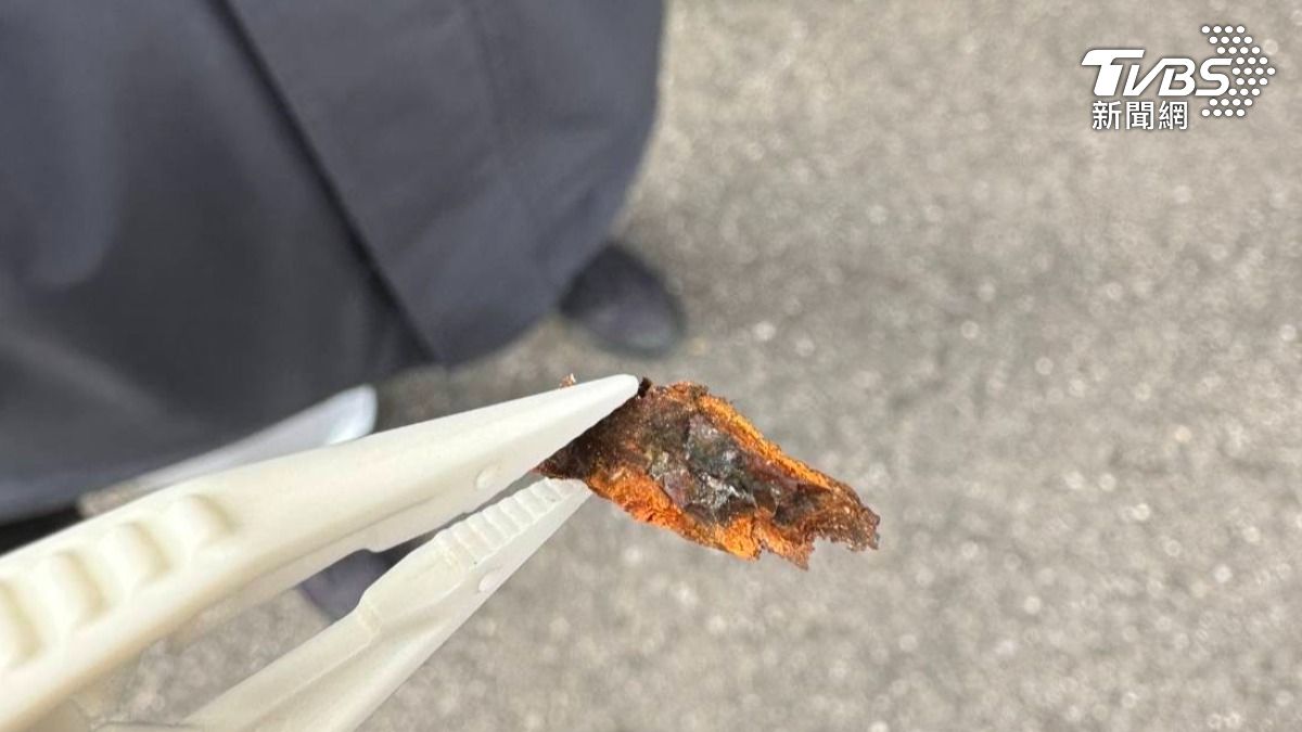 警方根據現場鞭炮殘骸送驗。（圖／TVBS）