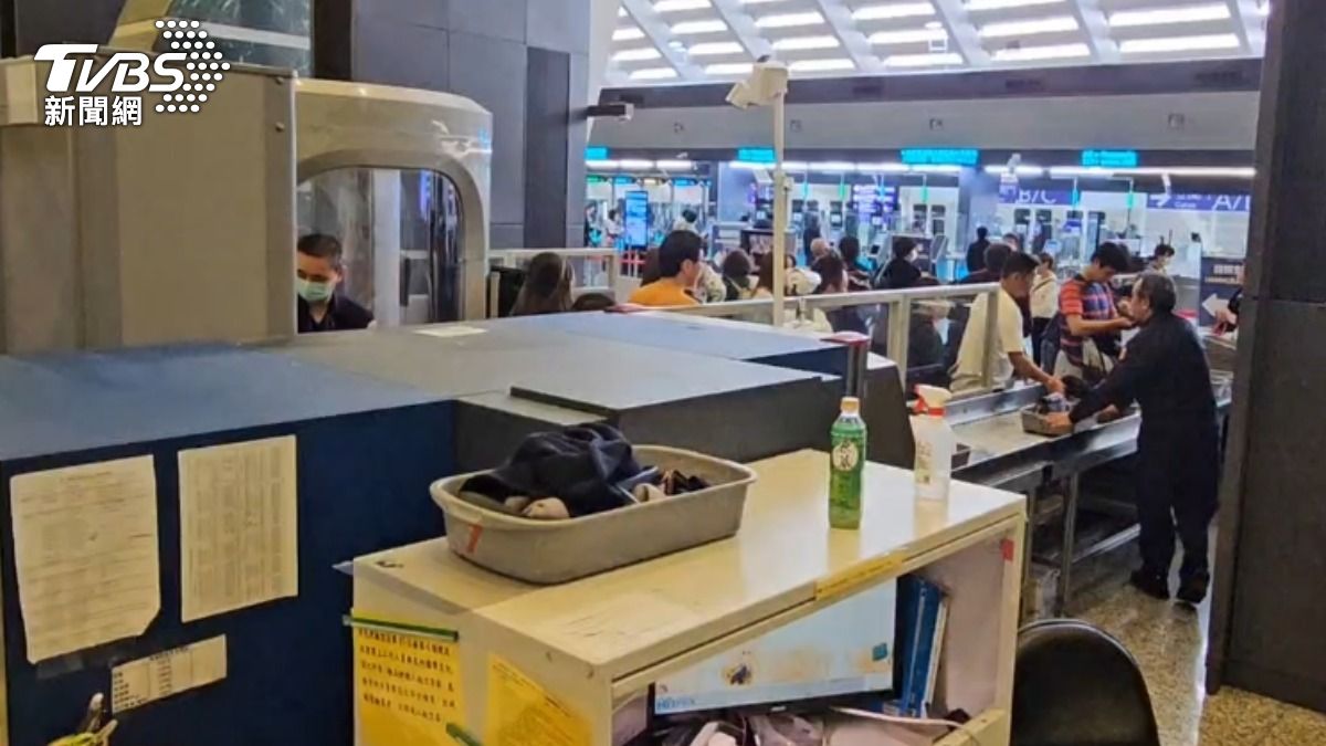 出國安檢大塞車。（圖／TVBS）