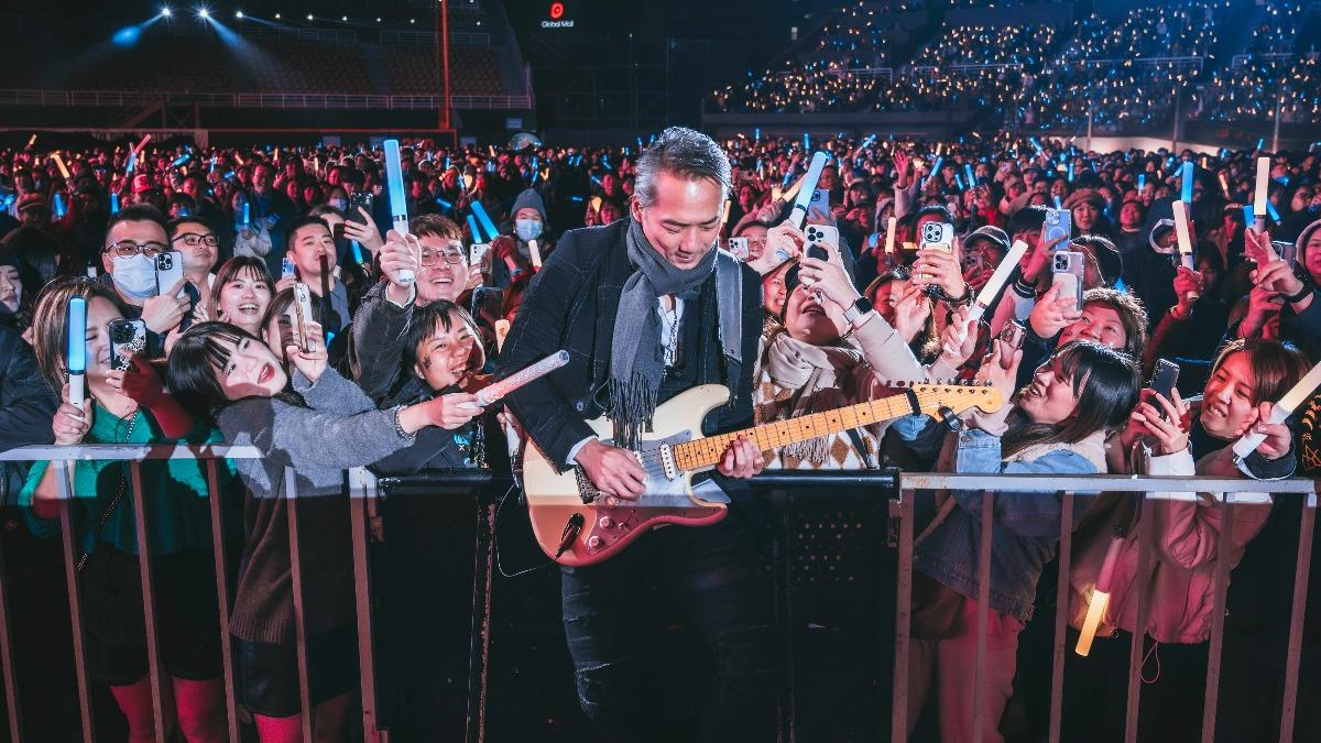 石頭邀全場粉絲和五月天一起用光體力。（圖／相信音樂提供）