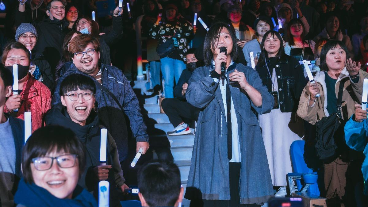 瑪莎將點歌機會給攝影團隊，卻換來〈別惹我〉一曲。（圖／相信音樂提供）