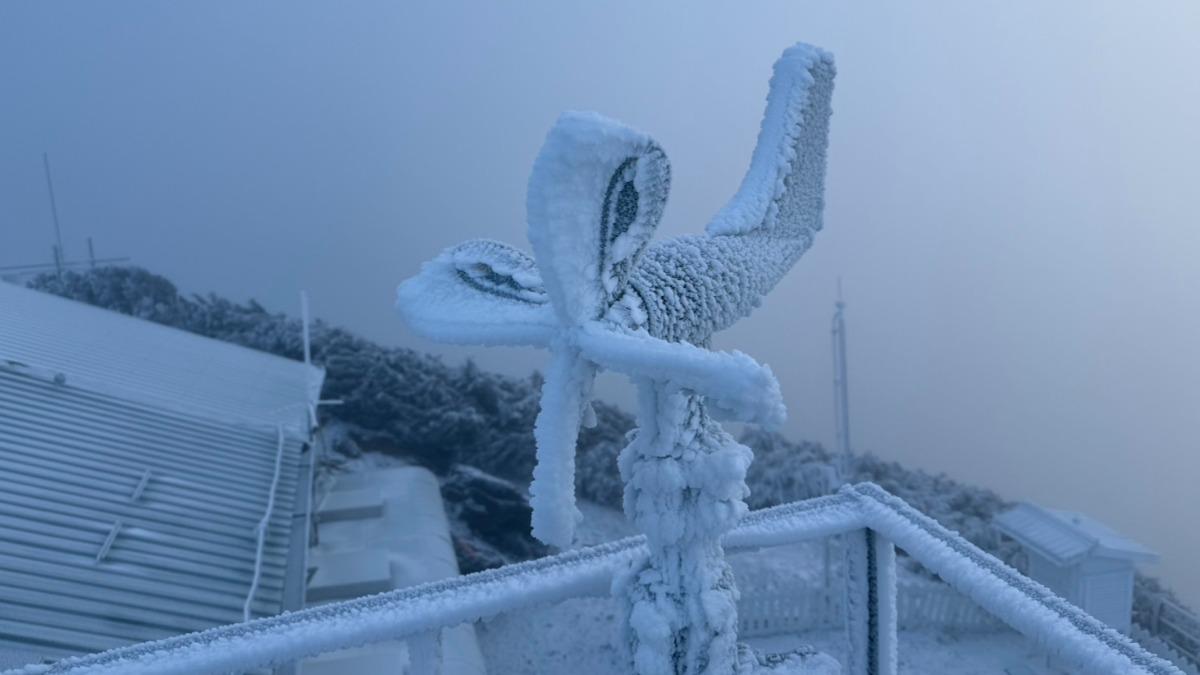 玉山氣象站積雪畫面。（圖／中央氣象署提供）