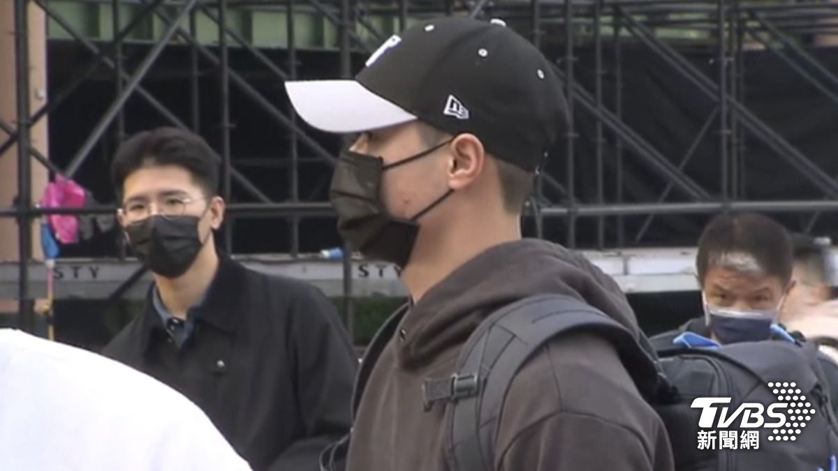 旅美好手林昱珉今天到宜蘭當12天補充兵，一早在府前廣場集合。（圖／TVBS）