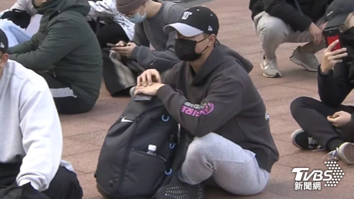 旅美好手林昱珉一早在府前廣場集合。（圖／TVBS）