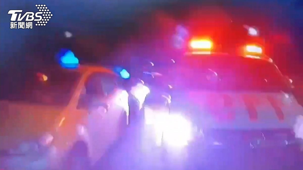  有兩名排班司機遭衝撞受傷。（圖／TVBS）