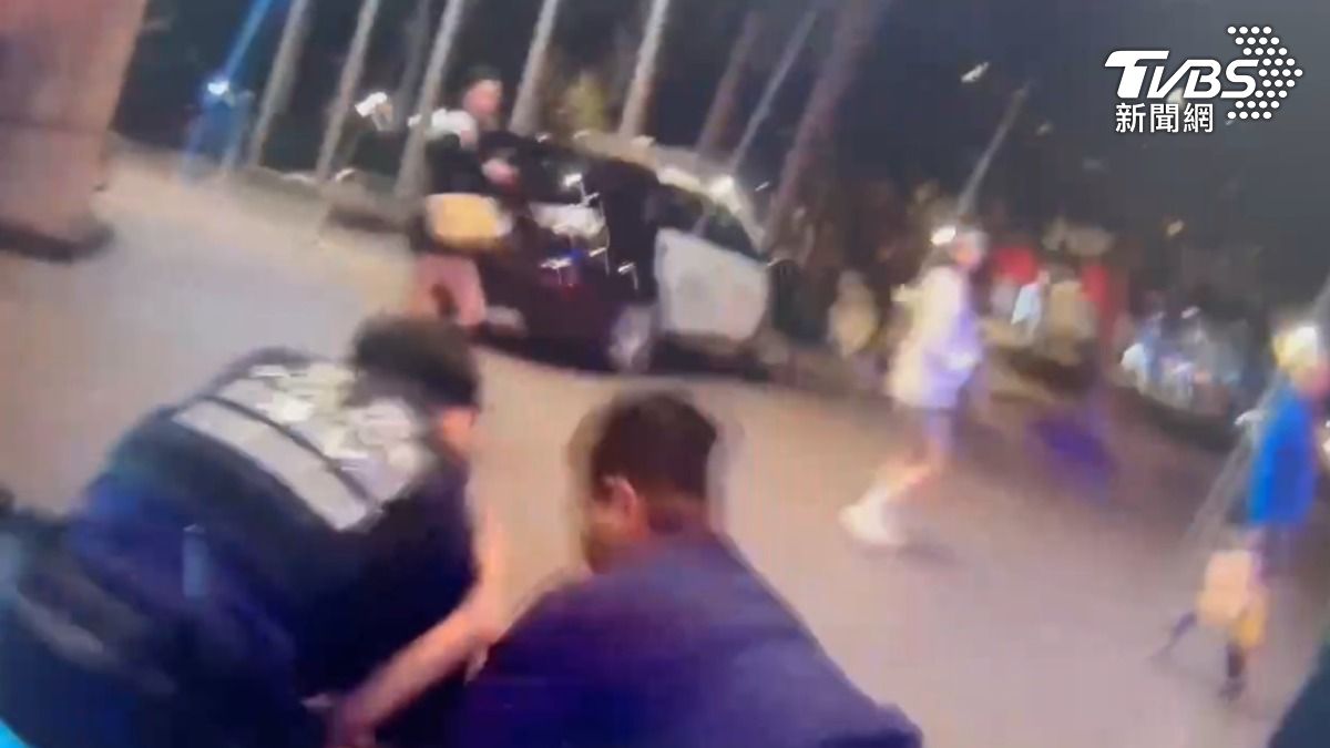 吳男的同事遭員警壓制。（圖／TVBS）