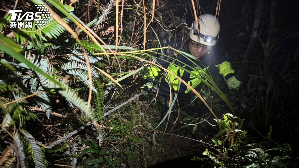 警消人員上山搜救失聯的父子檔。（圖／TVBS）