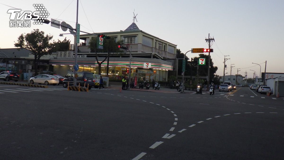 楊男疑似未注意到李女。（圖／TVBS）