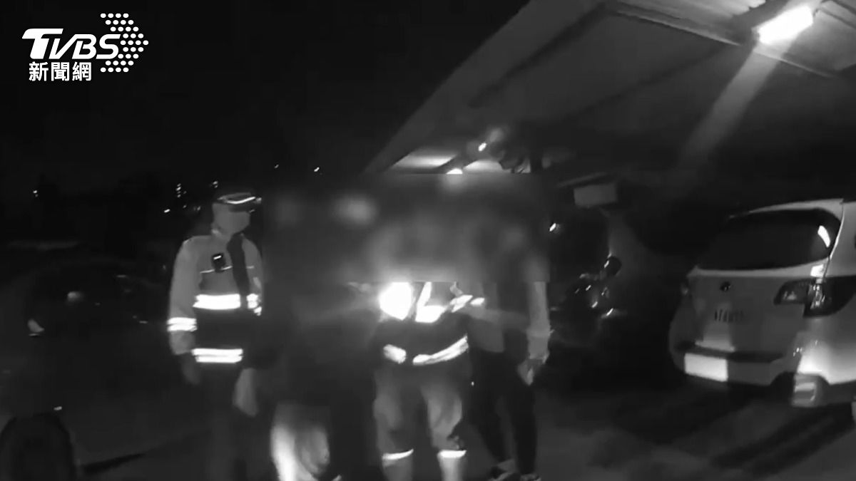 張姓男子被砍傷，警消到場救援。（圖／TVBS）