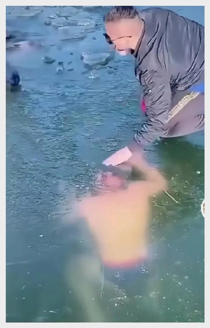 過去曾有外國人挑戰冬泳，結果受困冰層下。（圖／翻攝自微博）