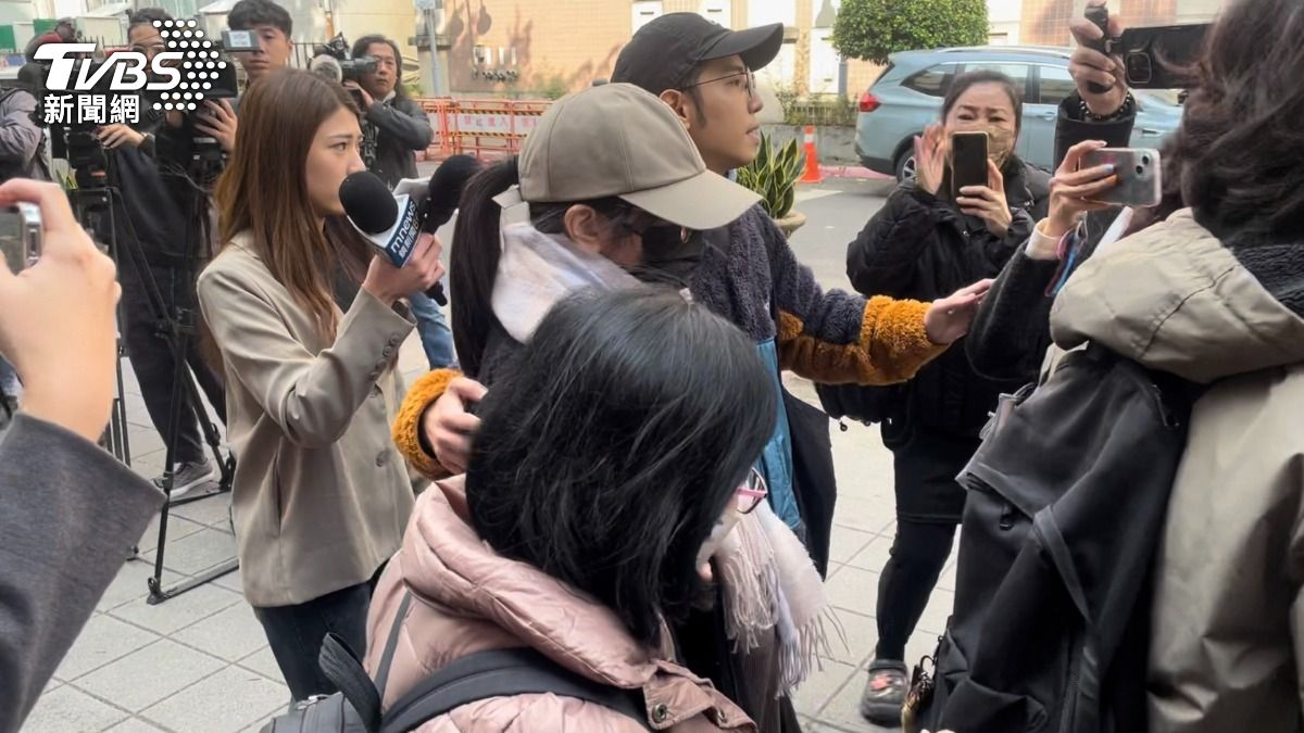 兒福聯盟陳姓女社工被場外民眾嗆。（圖／潘千詩攝）