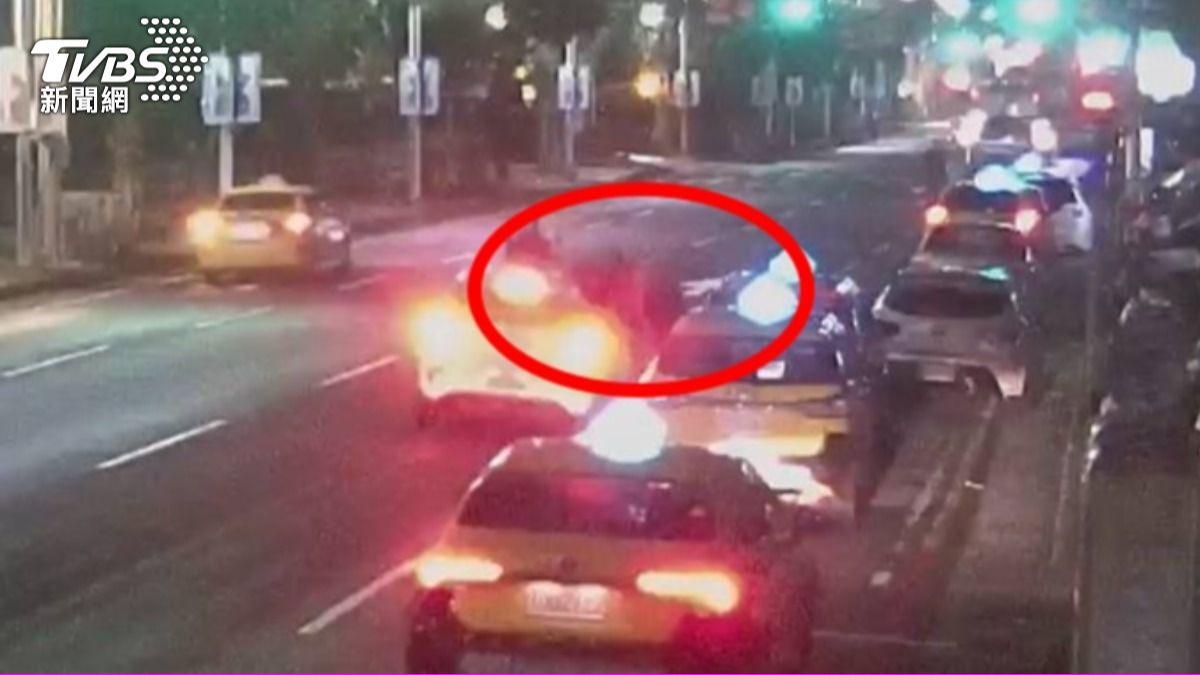 藝人邱軍開車撞擊兩名計程車司機畫面曝光。（圖／TVBS）