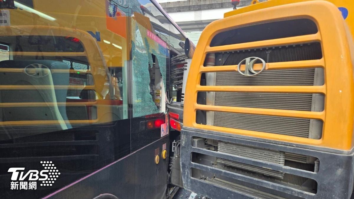 吊車尾端撞擊公車車門及窗戶。（圖／TVBS）